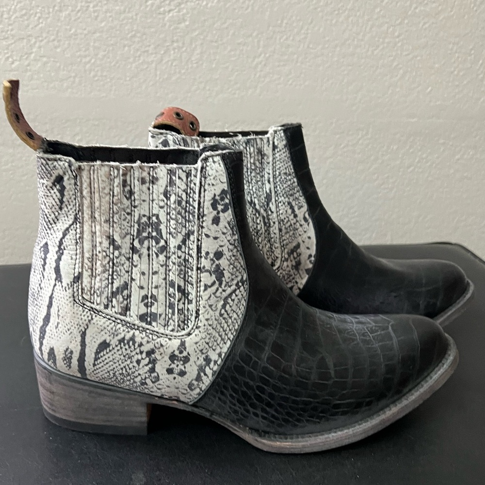 NWOT Freebird Salamanca black multi boots size 10